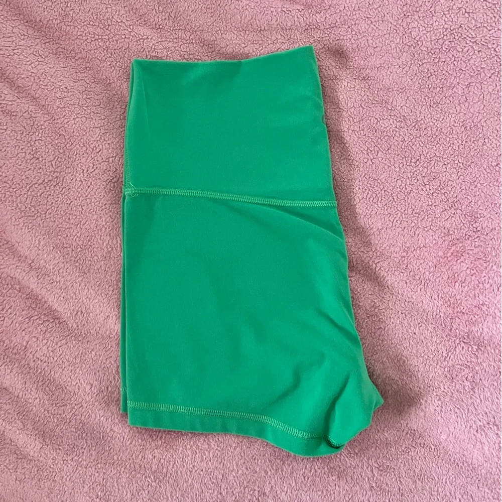 ARITZIA- Butter Cheeky Hi-Rise 3 inch Shorts - Picture 5 of 7